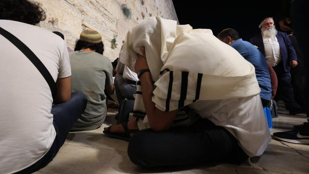 Reciting the Book of Lametnations at the Western Wall (Photo: The Western Wall Heritage Foundation) "איכה ישבה בדד"