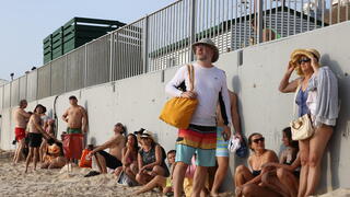 אנשים תופסים מחסה בעקבות אזעקה, בת ים