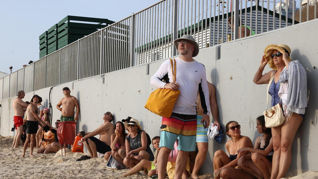 אנשים תופסים מחסה בעקבות אזעקה, בת ים