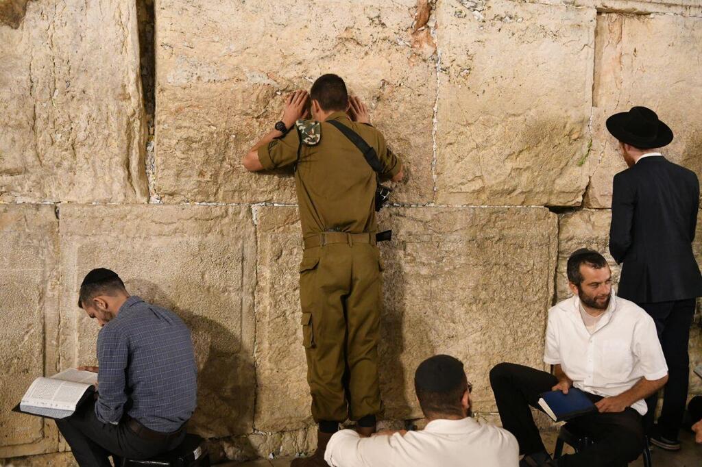 Photo: Rafi Kurz תפילה בכותל המערבי בתשעה באב