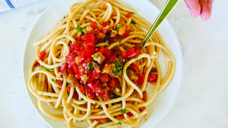 פסטה ברוטב קר של עגבניות וחציליום