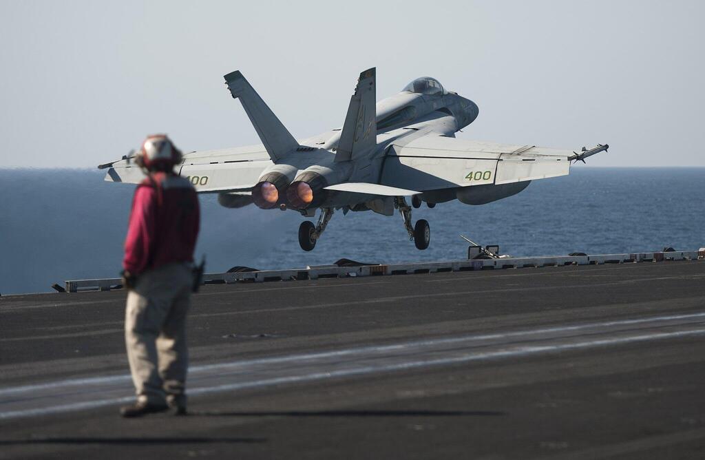 מטוס קרב סופר הורנט F/A-18C על גבי סיפונה של נושאת המטוסים ע"ש הארי טרומן 2014 ארכיון 