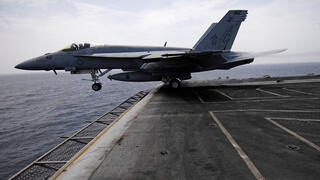 מטוס קרב סופר הורנט F/A-18C על גבי סיפונה של נושאת המטוסים ע"ש הארי טרומן 2010 ארכיון 