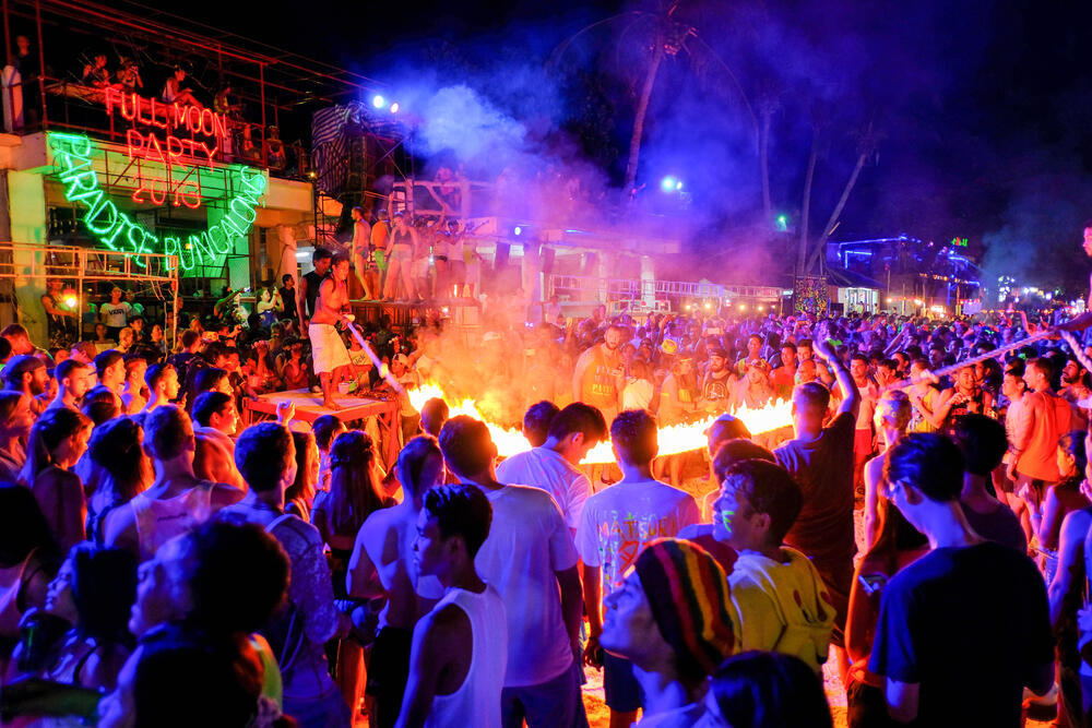 A typical full moon party in Koh Phangan (Photo: shutterstock) מסיבת פול מון טיפוסית בקופנגן