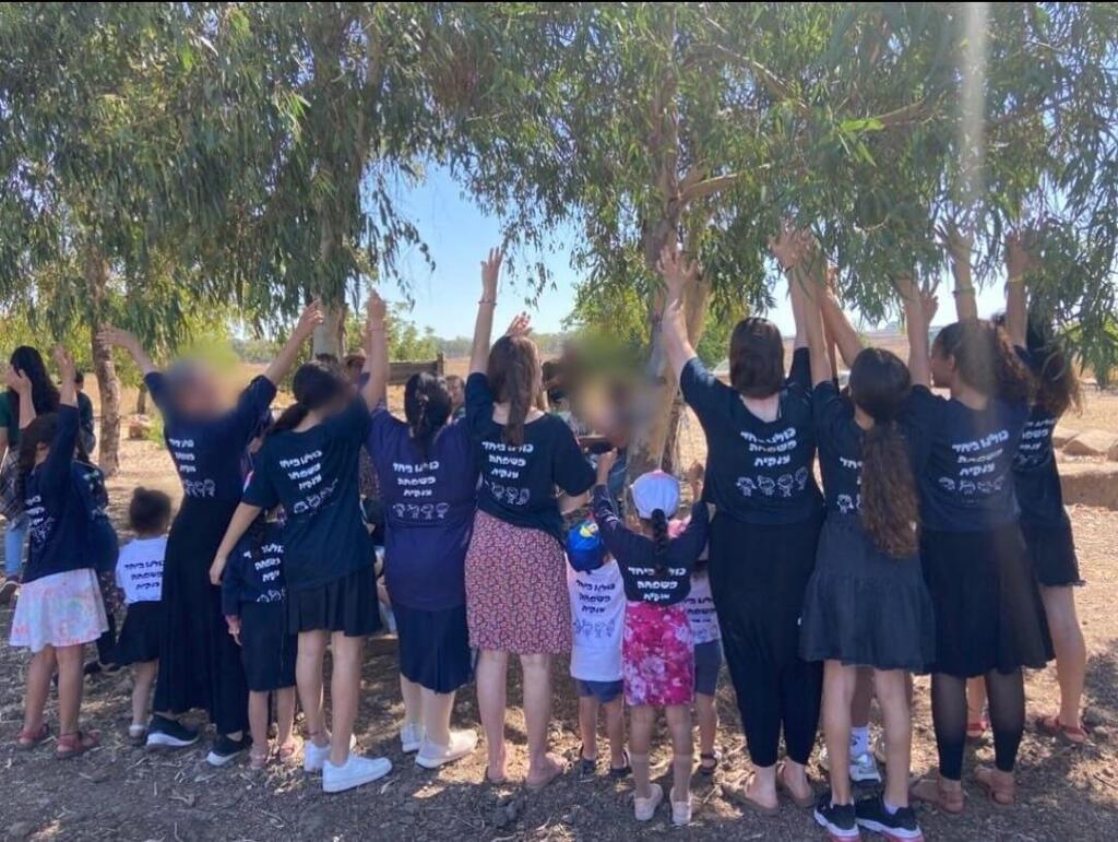 Teenagers who chose to spend their summer break volunteering (Photo: Carmel Halimi) בני הנוער שבחרו להקדיש את החופש הגדול להתנדבות