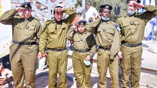 "גדולים במדים"