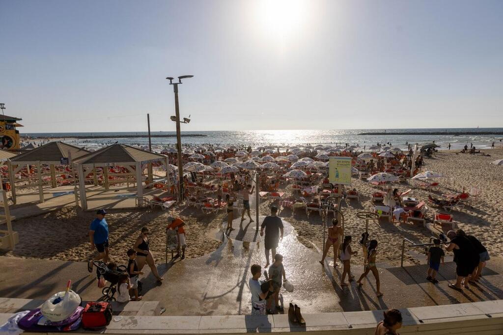 Tel Aviv's beach (Photo: Tal Shahar) מתרחצים בחוף היום בתל אביב