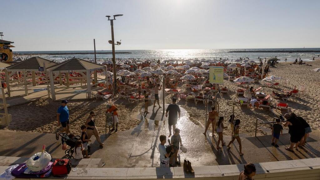 Tel Aviv (Photo: Tal Shahar) מתרחצים בחוף היום בתל אביב