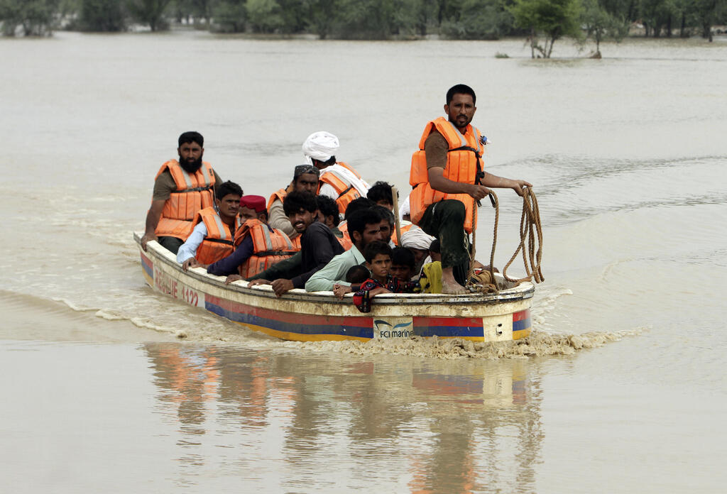 Monsoon flooding in Pakistan (Photo: AP) פקיסטן שיטפונות גשמי מונסון פונג'ב