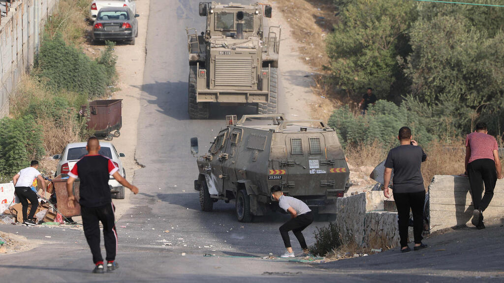 Palestinians clash with troops in the West Bank village of Rujeib during a raid to arrest terror suspects on Tuesday (Photo: AFP) כוחות הביטחון בפעילות סמוך לשכם