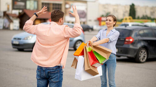 Возвращение жены с шопинга (Фото: shutterstock) Возвращение жены с шопинга