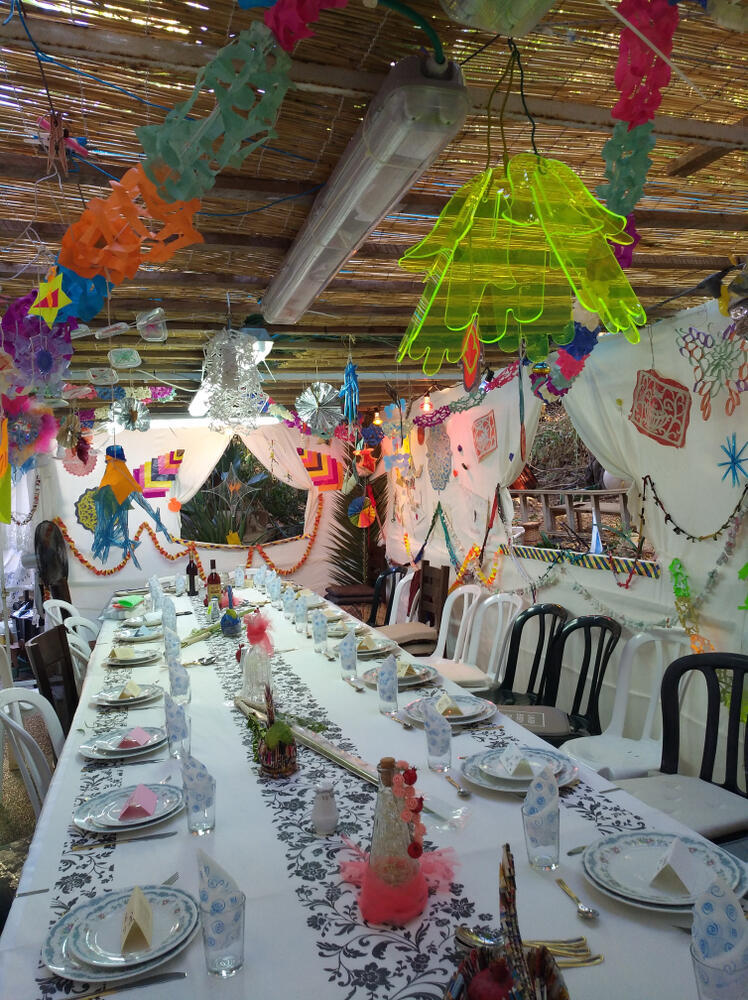 Праздничная сукка, готовая к застолью 