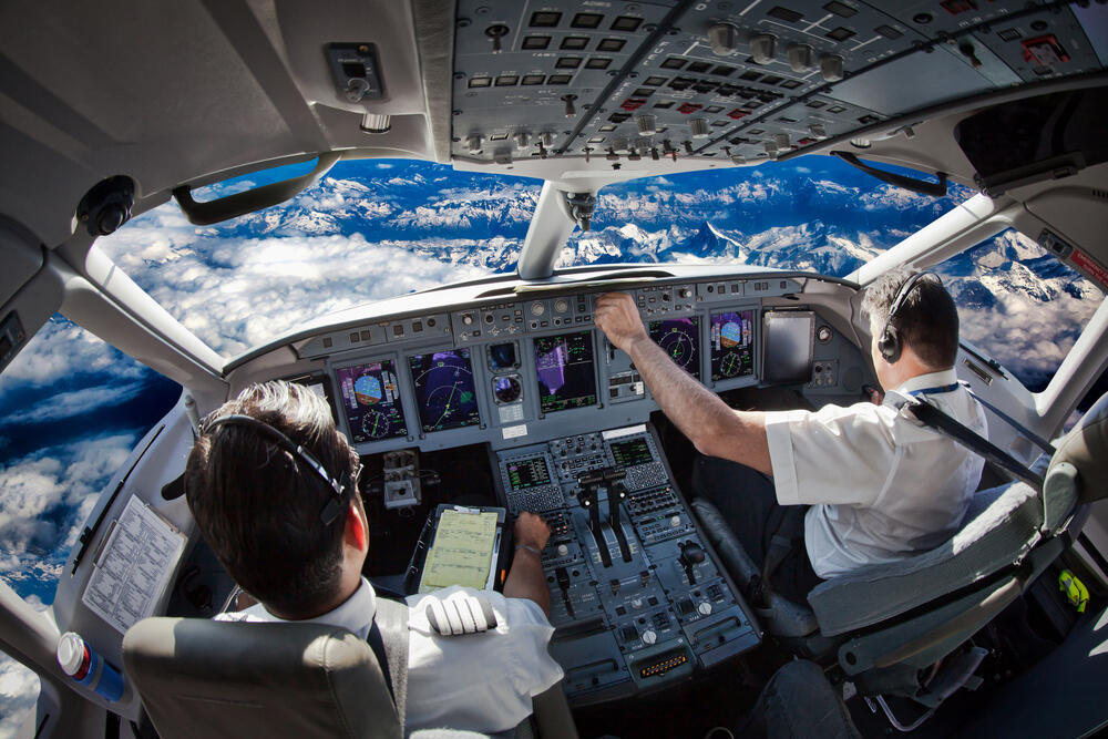 A cockpit during a routine flight, illustration (Photo: Shutterstock) תא טייס, אילוסטרציה