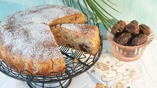 טבעונית: עוגה בחושה עם תמרים, תפוחים ואגוזים