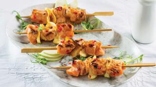 שיפודי סלמון עם תפוחים ולימונים