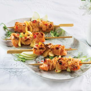 שיפודי סלמון עם תפוחים ולימונים