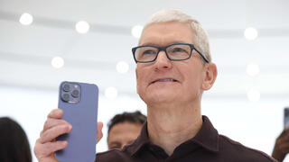טים קוק עם אייפון 14 פרו