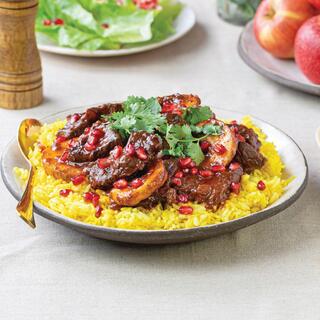 צלי בשר בתפוחים ורימונים על אורז צהוב