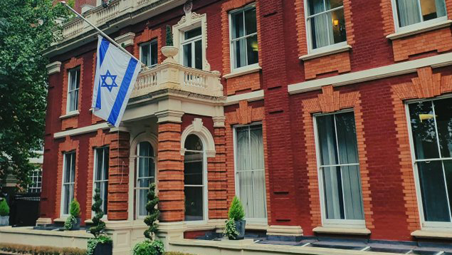 דגל ישראל הורד לחצי התורן בשגרירות ישראל בלונדון בעקבות מותה של המלכה אליזבת 