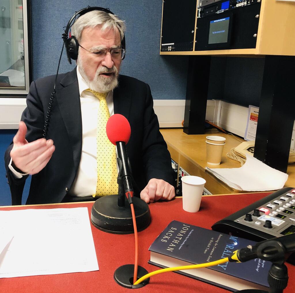 הרב יונתן זקס באחת מתכניות הרדיו שהגיש