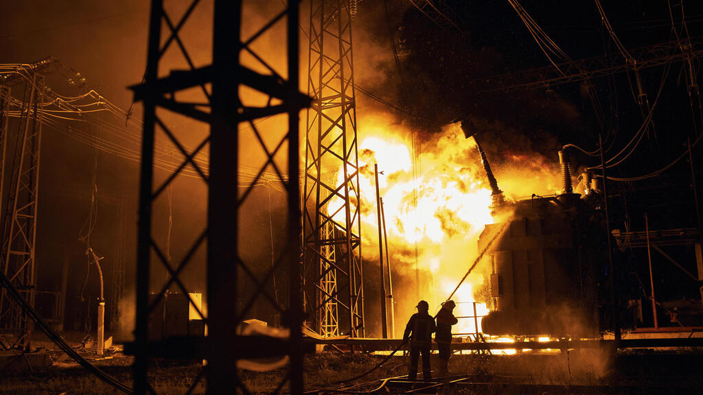 שריפה ב תחנת כוח חשמלית עקבות מתקפה של רוסיה במחוז חרקוב אוקראינה מלחמה