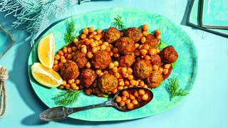 קציצות דגים וחומוס