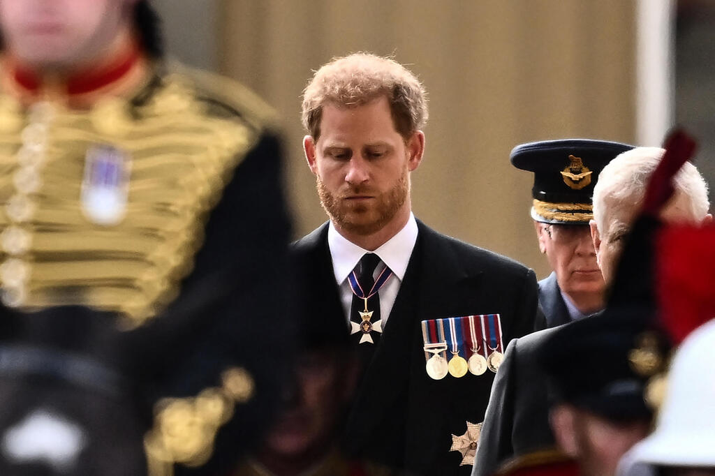 Tensions within the House of Windsor have heightened ever since Harry and Meghan gave up their royal duties (Photo: AFP) תהלוכה שבה מועבר ארון המלכה אליזבת מארמון בקינגהאם לארמון ווסטמינסטר לונדון בריטניה