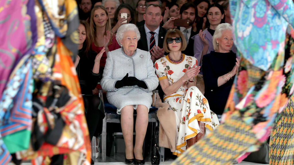 המלכה אליזבת ה-II לצד אנה ווינטור בתצוגת אופנה של ריצ'רד קווין, 2018