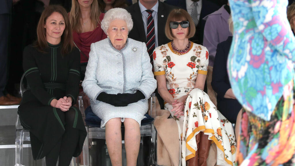 Anna Wintour sits next to Queen Elizabeth II at a Richard Quinn show in 2018 (Photo: Getty Images) המלכה אליזבת ה-II לצד אנה ווינטור בתצוגת אופנה של ריצ'רד קווין, 2018