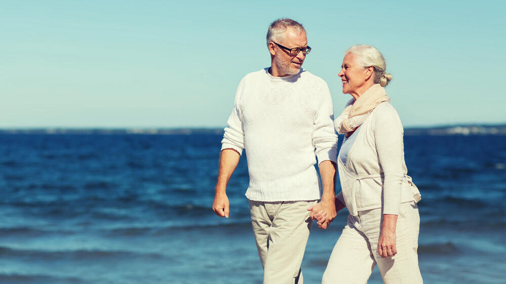 mong adults, ages 65 and older, there is a continued decrease in risk beyond 10,000 steps (Photo: Shutterstock) הליכה למניעת דמנציה