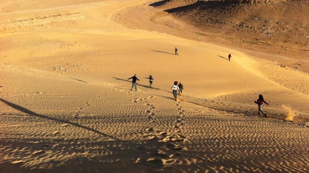 משתעשעים בדיונות של חולות כסוי