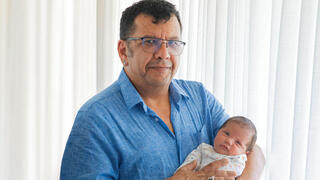 ד"ר רוני חן ונכדתו