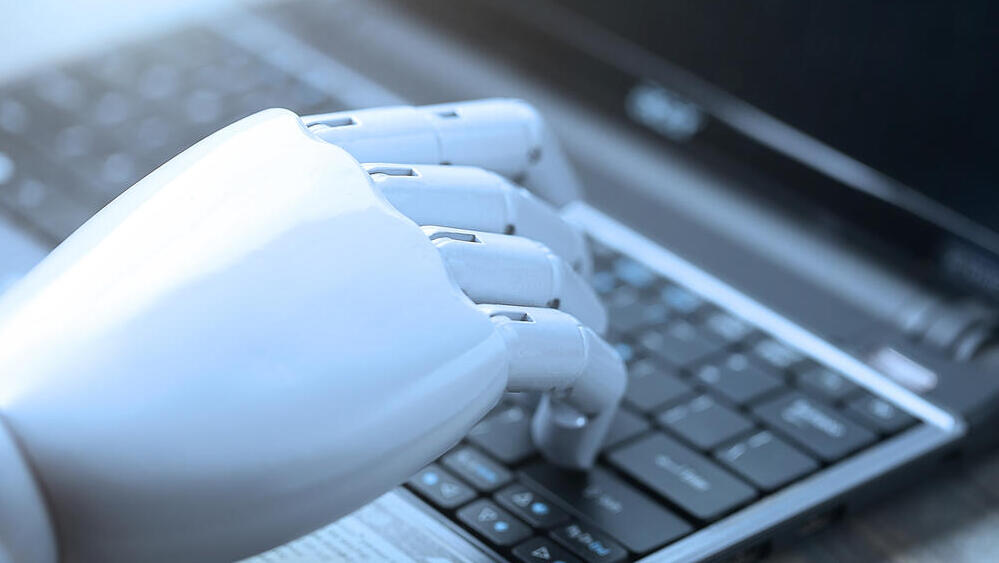 Photo: Shutterstock רובוט מקליד