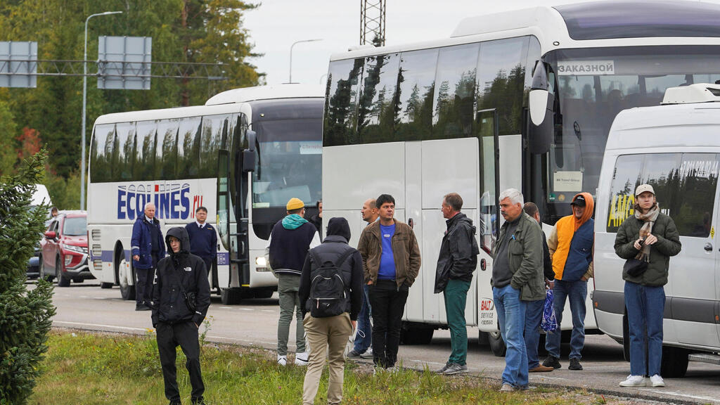 Russians flee across the Georgia border after Putin announces mobilization back in 2022 (Photo: Reuters) רוסים חוצים נמלטים מעבר גבול גאורגיה רוסיה אחרי שפוטין הכריז על גיוס