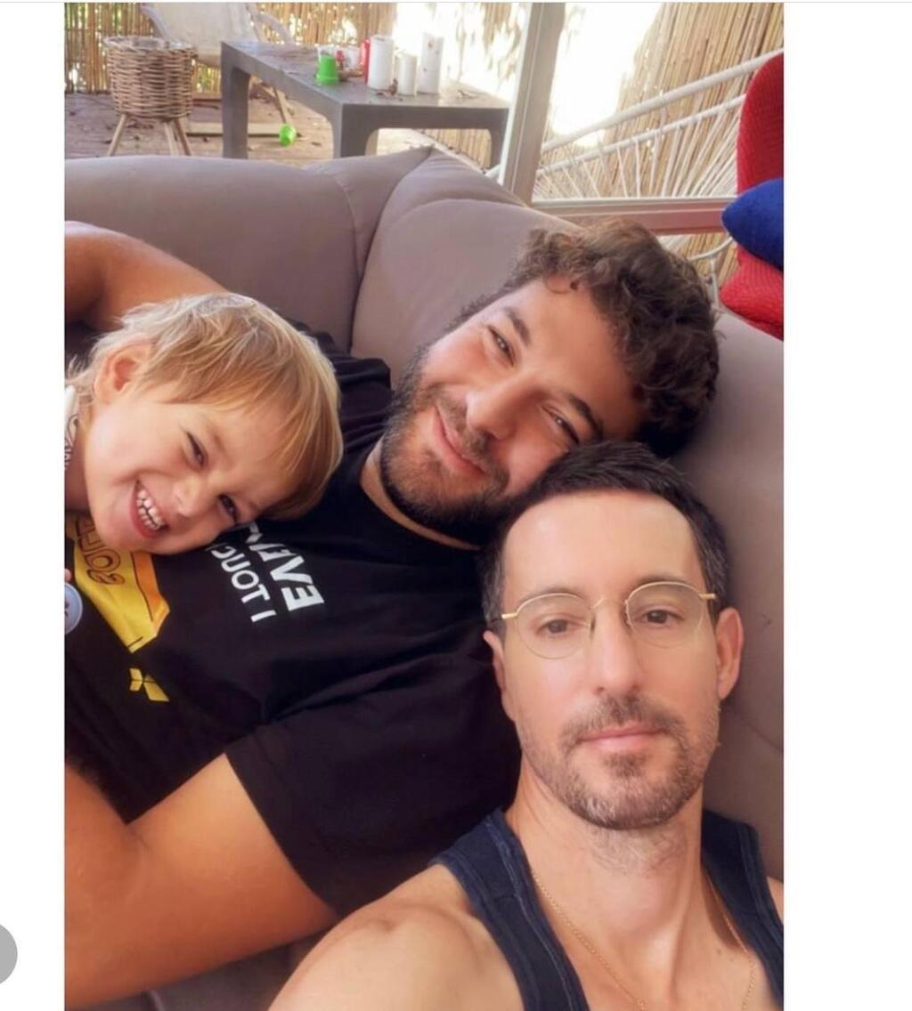 עברי לידר עם הבן אלבי ובן הזוג יונתן