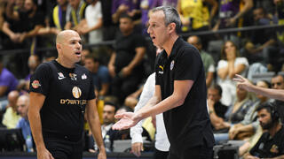 מאמן מכבי ת"א עודד קטש עם עומר אסתרון