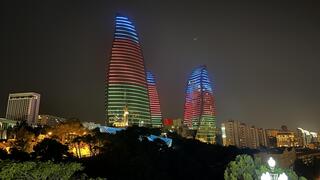 מגדלי הלהבה מוארים בדגל אזרבייג'ן