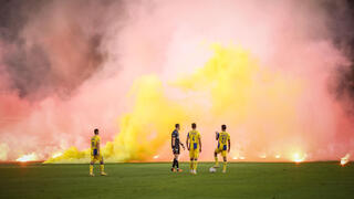 אבוקות של אוהדי מכבי ת"א בדרבי