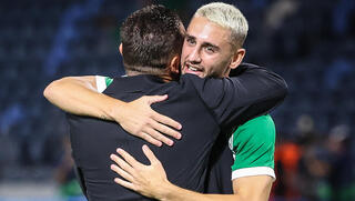 עומר אצילי שחקן מכבי חיפה עם ברק בכר