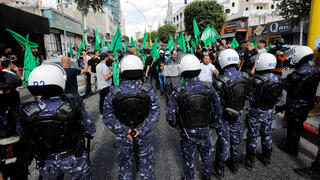 שוטרים פלסטינים מול תומכי חמאס בחברון