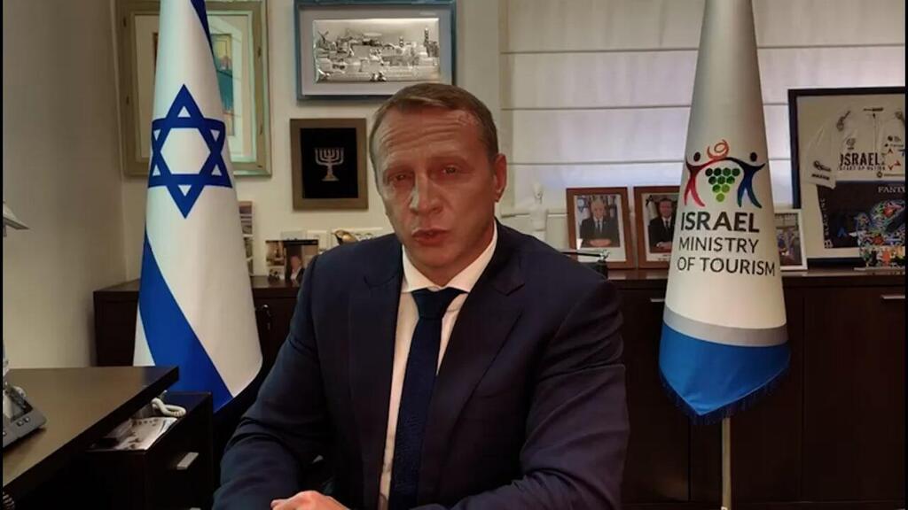 Константин Развозов - министр туризма שותה בבר, משתכשך בים ומסתובב בחליפה ברחבי הארץ - הקמפיין של יואל רזבוזוב לתיירים