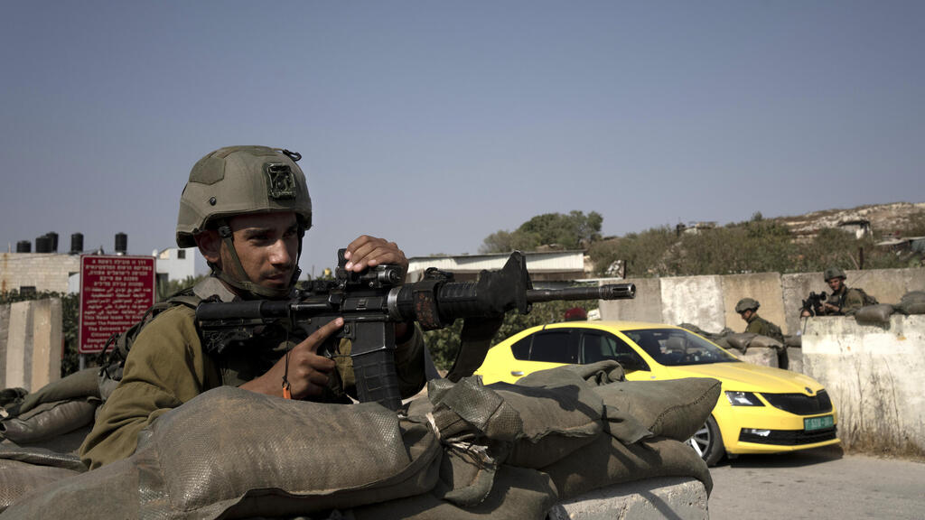 חיילי צה"ל בבידוק ליד שכם