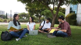 סטודנטיות וסטודנטים במדשאות באוניברסיטת בר אילן