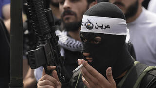 פלסטינים חמושים בהלווית תאמר אל-כילאני