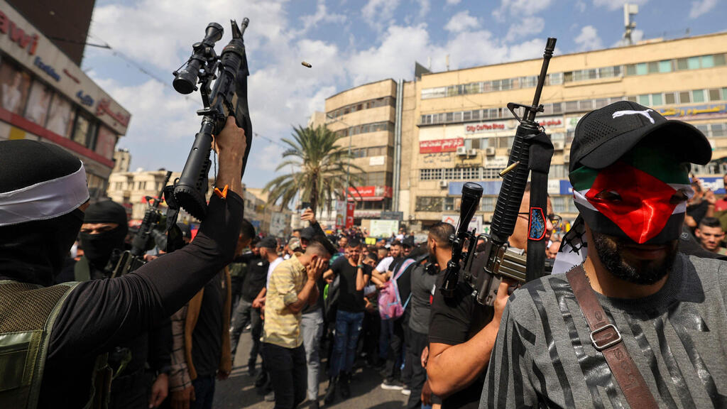 פלסטינים חמושים בהלווית תאמר אל-כילאני