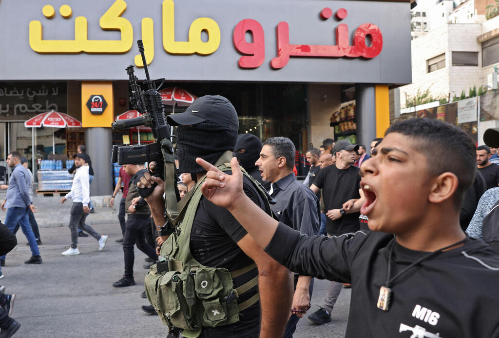 Youth anger in the West Bank fuels terrorist factions (Photo: AFP) חמושים בהלוויות בשכם