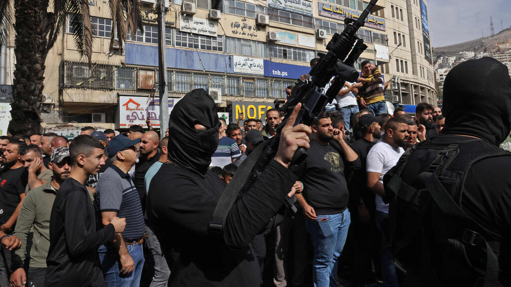 חמושים בהלוויות בשכם