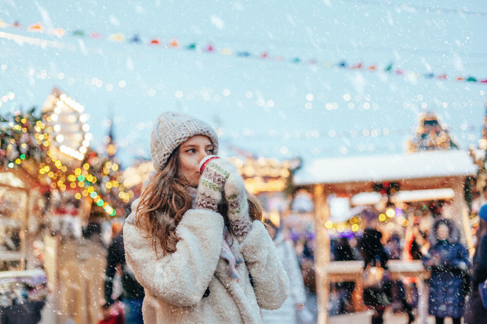 A Christmas market in Europe (Photo: shutterstock) שוק חג המולד