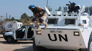 רכבים של האו"ם חוצים את הגבול ב נקורה 