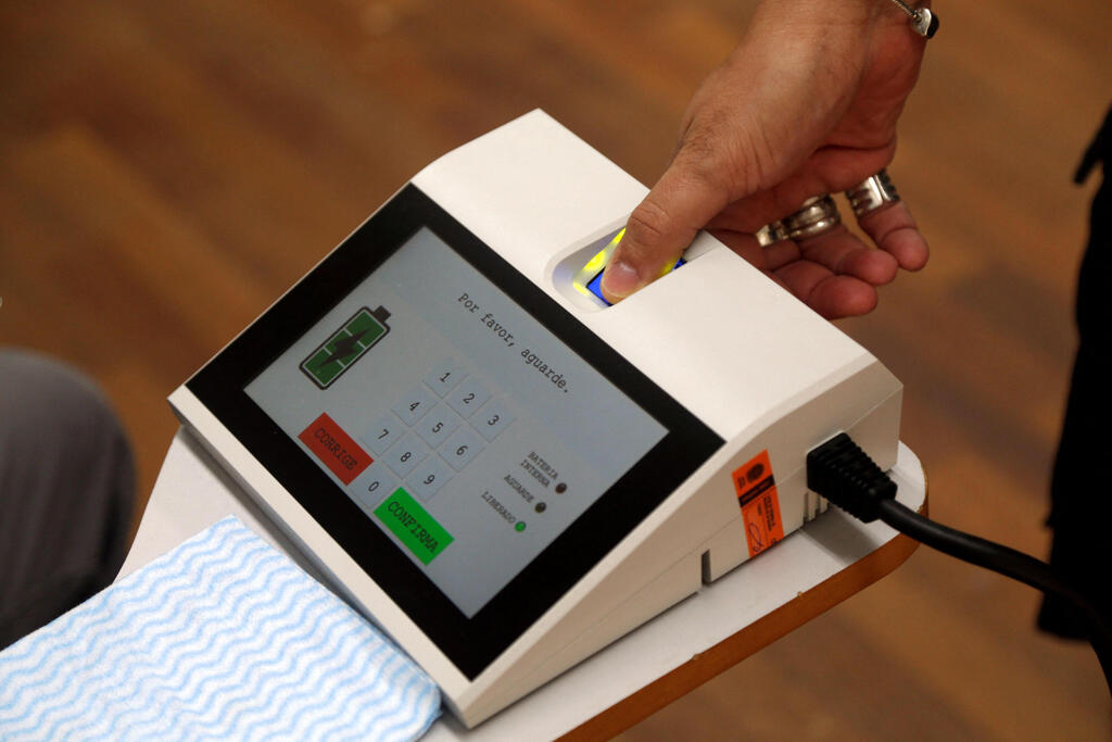 Electronic voting machine in Brazil (Photo: AFP) הצבעה אלקטרונית קלפי בחירות ב ברזיל
